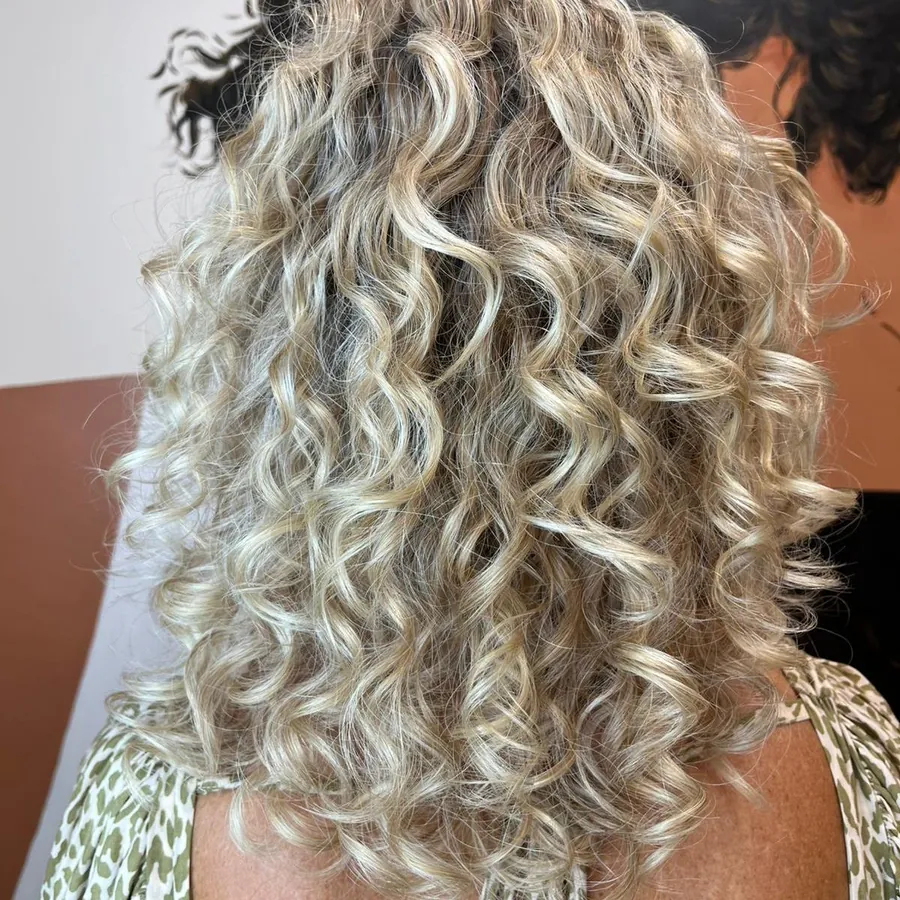 Rizos voluminosos con mechas
